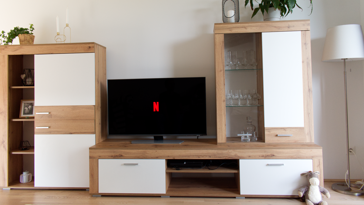 Wohnzimmer Fernseher mit NetflixLogo