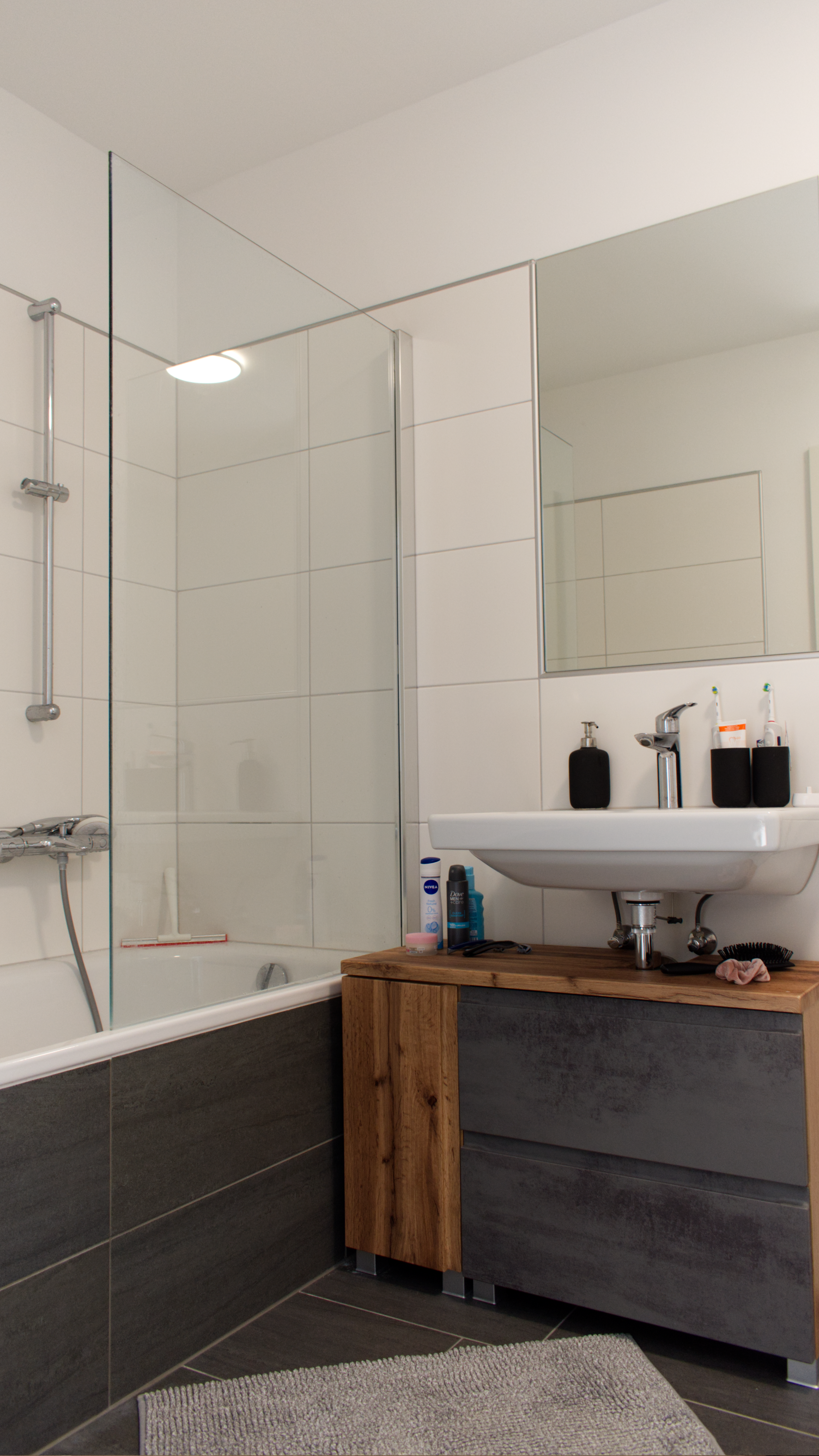 Bad Badewanne und Waschbecken