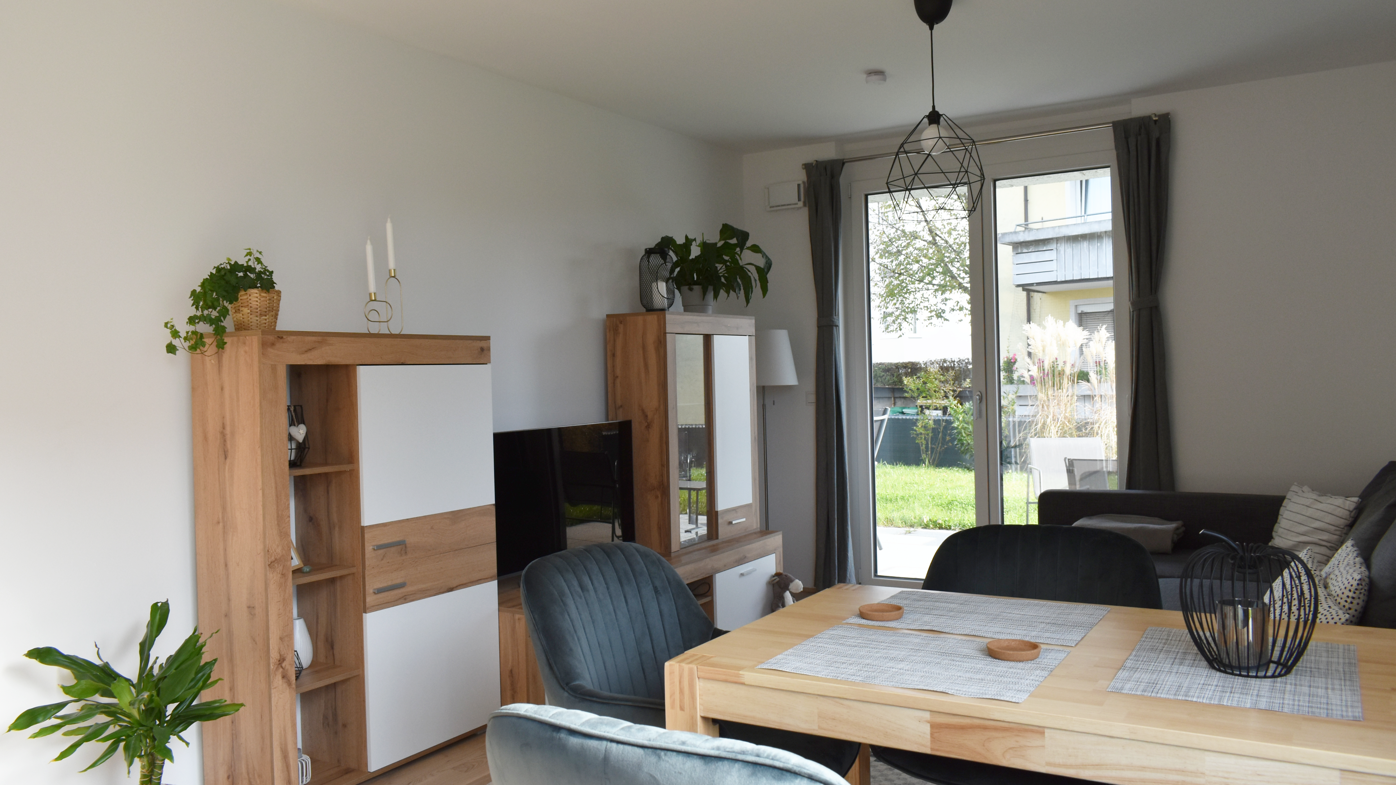 Wohnzimmer und Esstisch